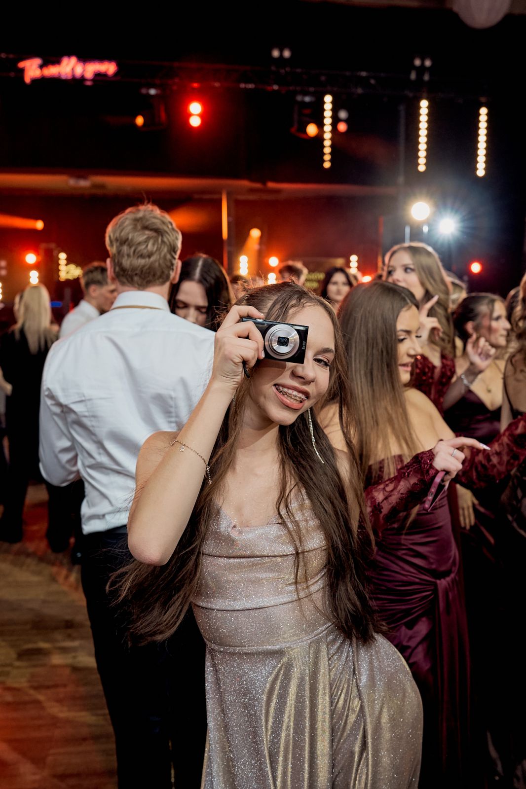 Jak wybrać fotografa na studniówkę? Nie zaczynaj od liczby zdjęć