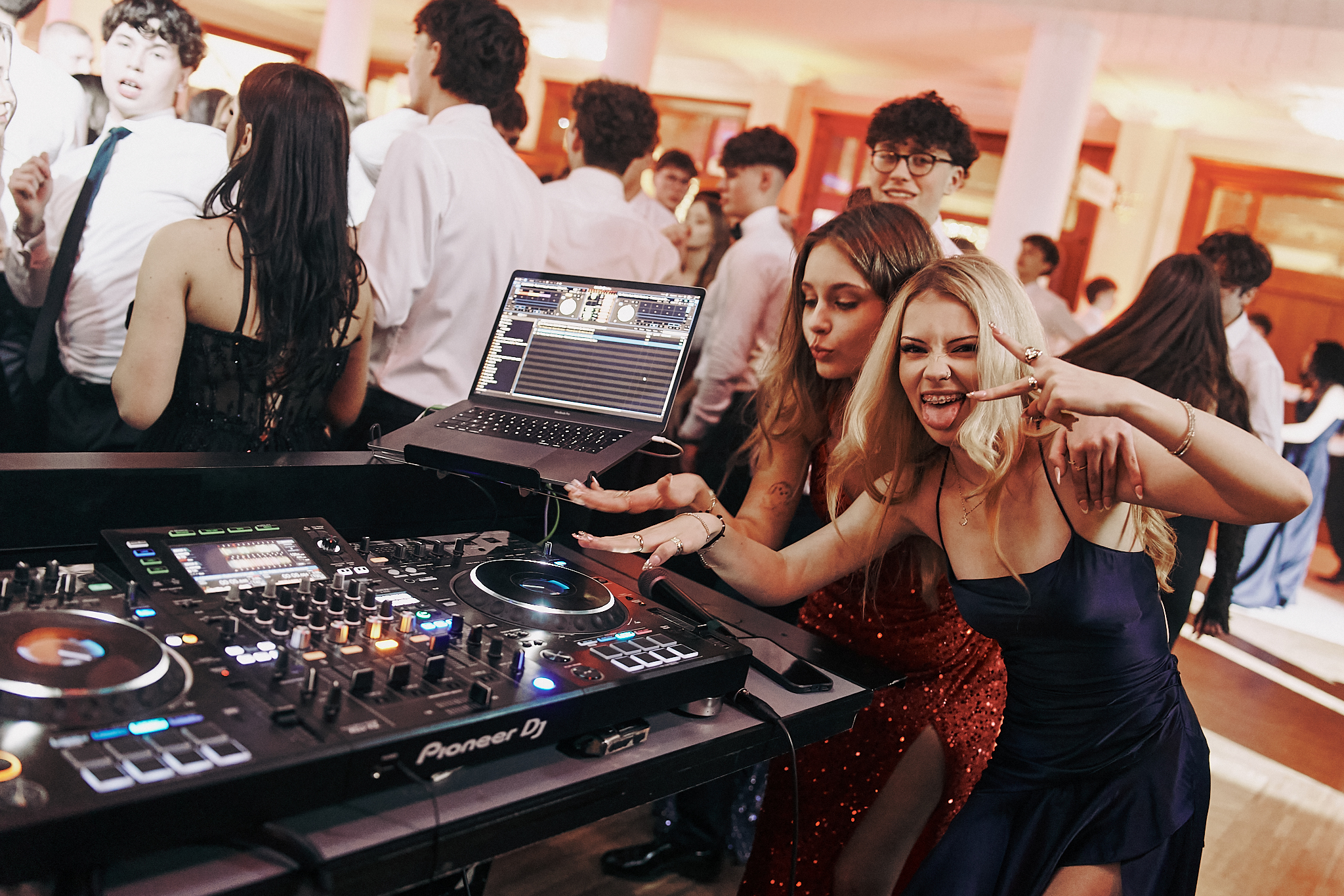 Playlista na studniówkę 2027. 26 propozycji i cztery miejsca na Wasze hity