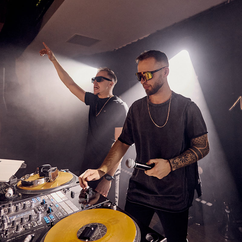 Alternatywny DJ Robert Izydorczyk podczas studniówki